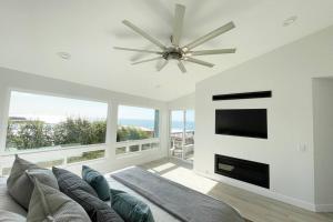 sala de estar con ventilador de techo y chimenea en New Luxury Ocean View Penthouse - Del Mar, en Solana Beach