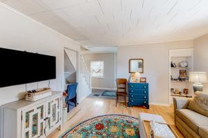 TV a/nebo společenská místnost v ubytování Maplewood Manor - Unit 2