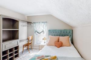Postel nebo postele na pokoji v ubytování Maplewood Manor - Unit 1