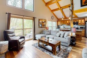 un salon avec un canapé et une table dans l'établissement The Bee Branch 23, à Sugar Mountain