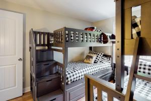 - une chambre avec 2 lits superposés et un escalier dans l'établissement The Bee Branch 23, à Sugar Mountain