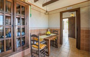 een keuken met een tafel en stoelen en een eetkamer bij Stunning Home In Mijas With Swimming Pool in Mijas