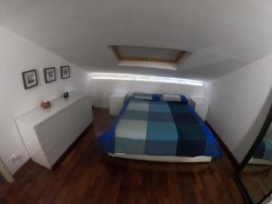 una camera da letto con letto in mansarda di La Mansarda al Borghetto a Nettuno