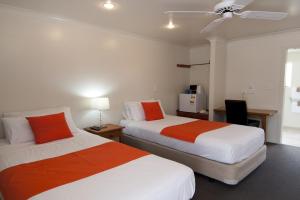 um quarto de hotel com 2 camas e uma ventoinha de tecto em AhiKaa Gisborne Motel em Gisborne