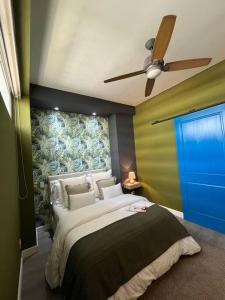 um quarto com uma cama grande e uma ventoinha de tecto em 01 Modern aparment Panama! Ubicación perfecta pty na Cidade do Panamá