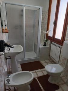 A bathroom at Appartamento Degli Dei (Affittacamere)