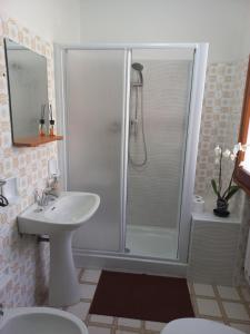 ein Bad mit einer Dusche und einem Waschbecken in der Unterkunft Appartamento Degli Dei (Affittacamere) in Madonna di Fornelli