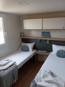 una habitación con dos camas y una ventana en Lado Mobile Home Croatia, Camp Oaza Lučica, Drage, en Drage