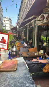 Golden Sail Hotel Old City في إسطنبول: مطعم بالطاولات والناس جالسين على الكراسي
