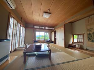 Et sittehjørne på kinkaku Onsen 金閣莊 private onsen reservation for free