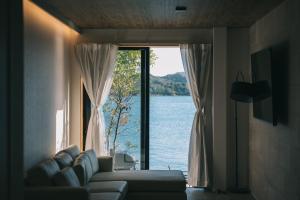 uma sala de estar com um sofá e uma grande janela em ambit - Vacation STAY 99416v em Kami Amakusa