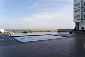 une piscine sur le côté d'un immeuble dans l'établissement Amber Cove Impression City Melaka By Dawn Stay Free Netflix, à Malacca