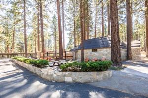 une cabane au milieu d'une forêt plantée d'arbres dans l'établissement Emerald Bay Lodge, à South Lake Tahoe