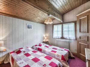 - une chambre avec deux lits et un plafond en bois dans l'établissement Chalet Megève, 5 pièces, 8 personnes - FR-1-453-233, à Megève