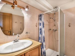 La salle de bains est pourvue d'un lavabo et d'une douche. dans l'établissement Chalet Megève, 5 pièces, 8 personnes - FR-1-453-233, à Megève