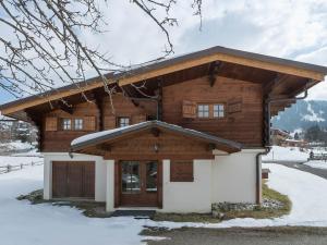 une maison en rondins avec de la neige au sol dans l'établissement Chalet Megève, 5 pièces, 8 personnes - FR-1-453-233, à Megève