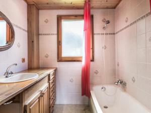 een badkamer met een bad, een wastafel en een bad tubermottermott bij Appartement Megève, 3 pièces, 4 personnes - FR-1-453-253 in Megève