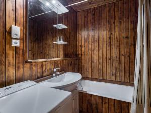 een badkamer met een bad, een wastafel en een bad bij Studio Megève, 1 pièce, 2 personnes - FR-1-453-269 in Megève