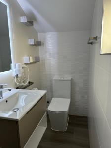 サンタ・クルス・ダス・フローレスにあるParadise Apartments IIIのトイレと洗面台を備えた白いバスルーム +23枚の写真