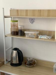 トンサラにあるPrachan Hostelのキッチン棚(お茶ポット付)