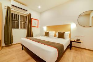 ein Schlafzimmer mit einem großen Bett in einem Zimmer in der Unterkunft Super Townhouse 273 Hosur Main Road Bommanahalli Near Gopalan Innovation Mall in Bangalore
