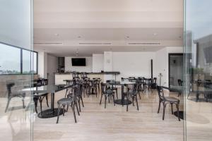 une grande salle à manger avec des tables et des chaises dans l'établissement Hotel Elements by Marquis, à Mexico