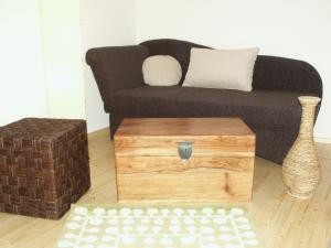 sala de estar con sofá y caja de madera en Apartment Wittenberg, en Lutherstadt Wittenberg
