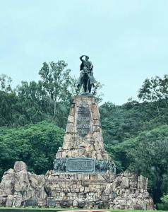 una estatua de un hombre y una mujer en un caballo en Lo de Chavela en Salta