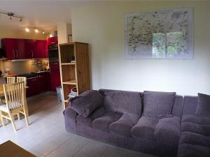 un soggiorno con divano e una cucina di Appartement Samoëns, 3 pièces, 4 personnes - FR-1-629-48 a Samoëns