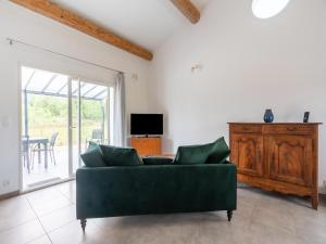 Telewizja i/lub zestaw kina domowego w obiekcie House in Cèze Valley near Waterfalls