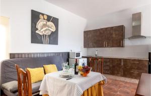een keuken met een tafel met een tafelkleed erop bij 1 Bedroom Gorgeous Home In Baena in Baena