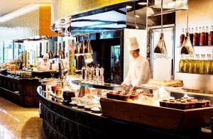 - un chef préparant vos repas dans la cuisine du restaurant dans l'établissement ANA InterContinental Tokyo, an IHG Hotel, à Tokyo