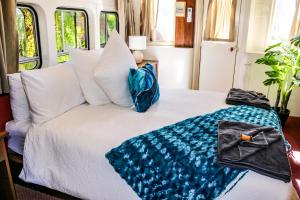 Carriageway Retreat - Unique Red Rattler Carriages and Units客房内的一张或多张床位
