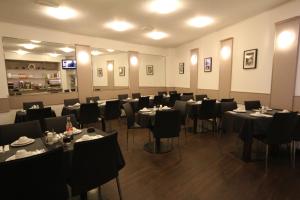 a dining room filled with tables and chairs at Carlton Hotel in Frankfurt/Main