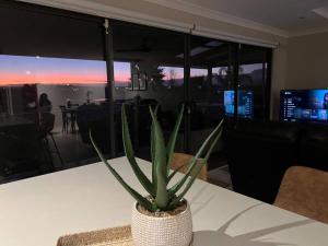 Ruby by the bay a perfect getaway的电视和/或娱乐中心