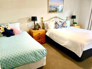 Ruby by the bay a perfect getaway客房内的一张或多张床位