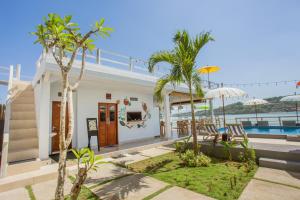 una villa con piscina y palmeras en Rumah Marta Ceningan Island, en Nusa Lembongan