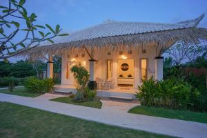a small house with a thatch roof at Sukacita Hill in Uluwatu
