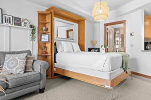Postel nebo postele na pokoji v ubytování ⭐️ Luxury Mountain View Studio in Canmore ⭐️
