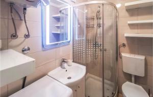 Ein Badezimmer in der Unterkunft Amazing Apartment In Rijeka With Kitchen