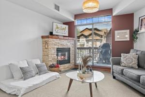 Posezení v ubytování ⭐️ Luxury Mountain View Studio in Canmore ⭐️