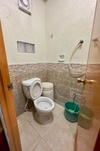 Koupelna v ubytování Darpins Guesthouse + 37 fotografií