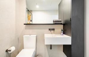 Bilik mandi di Modern Clayton apartment close to uni and hospital +22 gambar