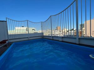 a swimming pool on the roof of a building at Flat em frente ao Cais Embarcadeiro in Porto Alegre