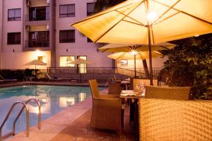 Bazén v ubytování Bidwood Suite Hotel nebo v jeho okolí