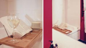 ein Badezimmer mit einem Glas Wein und einem offenen Buch in der Unterkunft Apartment 10 The Stables Perisher in Perisher Valley
