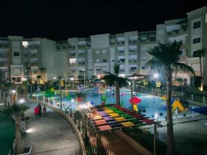 uma piscina num resort à noite em Fantastique, luxerieux, agreabel appartement em Monastir