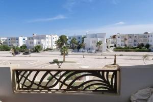 - un balcon avec vue sur le parking dans l'établissement Fantastique, luxerieux, agreabel appartement, à Monastir