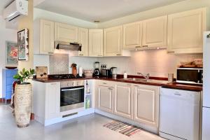 Vaiava Beach Carlton- Tahiti - beachfront luxury residence & pool - 4 pers的厨房或小厨房