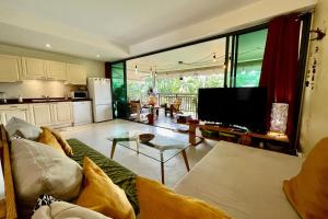 Vaiava Beach Carlton- Tahiti - beachfront luxury residence & pool - 4 pers的电视和/或娱乐中心
